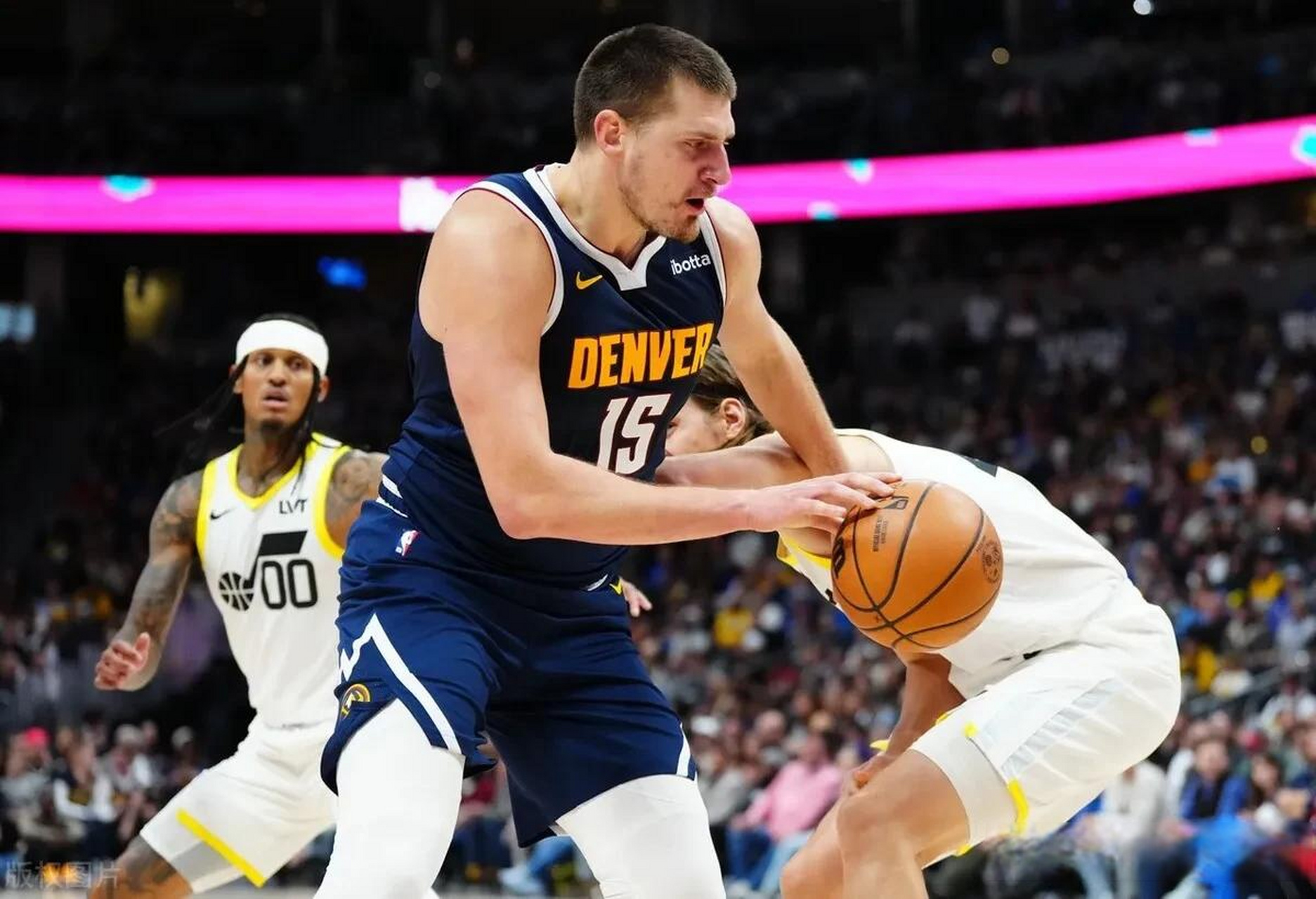 包含从上海海港赛前篮板制胜到塞维利亚止住颓势备战亚冠，丹佛掘金围绕国王杯回应争议的词条
